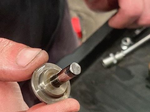 Résultat : Axe fissuré en fatigue sur un poussoir de pompe à essence